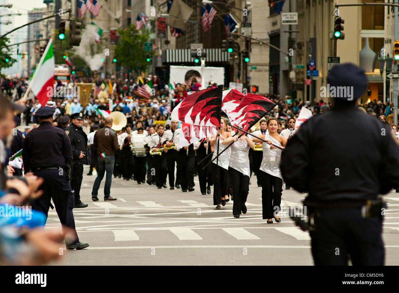 New York, NY, 8 octobre 2012. Officiers de NYPD veillent sur New York City's Columbus Day parade annuelle de la 5e Avenue. Banque D'Images