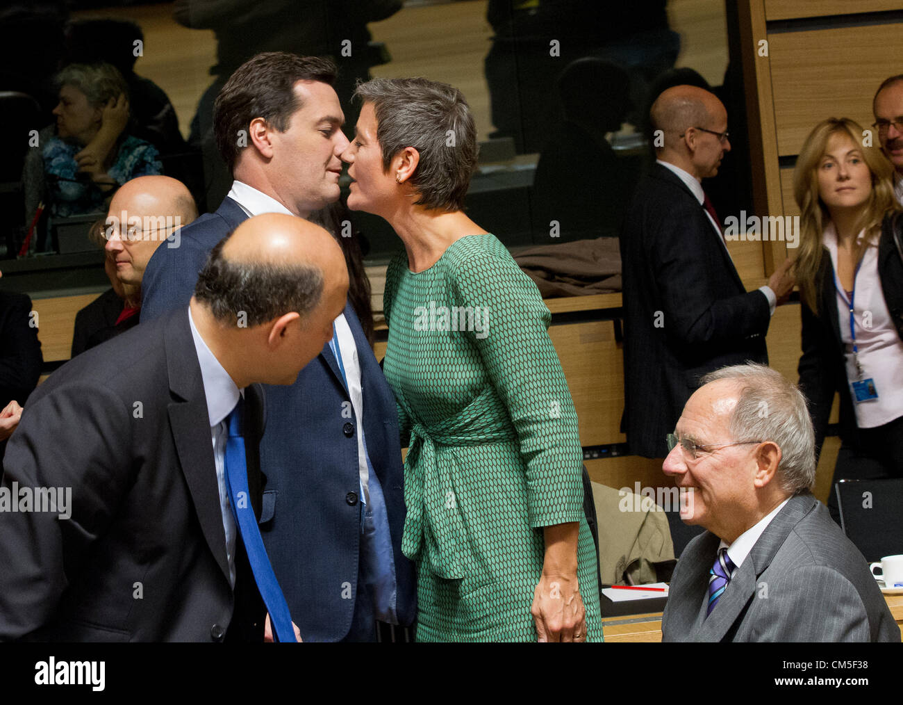 Réunion Ecofin des ministres des finances de l'UE. Le Chancelier de l'Echiquier, George Osborne, ministre des Finances de souhaits Denmarks Margrethe Vestager avec Pierre Moscovici de France (à gauche) et de l'Allemagne Wolfgang Schauble (droite) à la recherche sur. Photo de Peter Cavanagh/Alamy Live News Banque D'Images