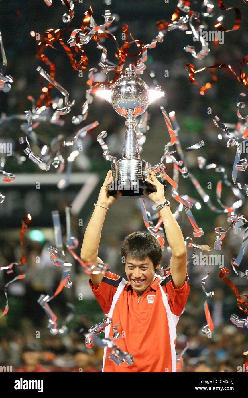 Kei Nishikori (JPN), le 7 octobre 2012 - Tennis : Kei Nishikori du Japon célèbre avec son trophée après sa victoire contre Milos Raonic du Canada chez les hommes finales match au Japon Open tennis championships au Colisée Ariake à Tokyo, le 7 octobre 2012. Nishikori a battu Raonic 7-6(5), 3-6, 6-0 pour devenir le premier champion du tournoi japonais depuis qu'elle est devenue un événement de l'ATP en 1973. (Photo de Motoo Naka/AFLO) Banque D'Images