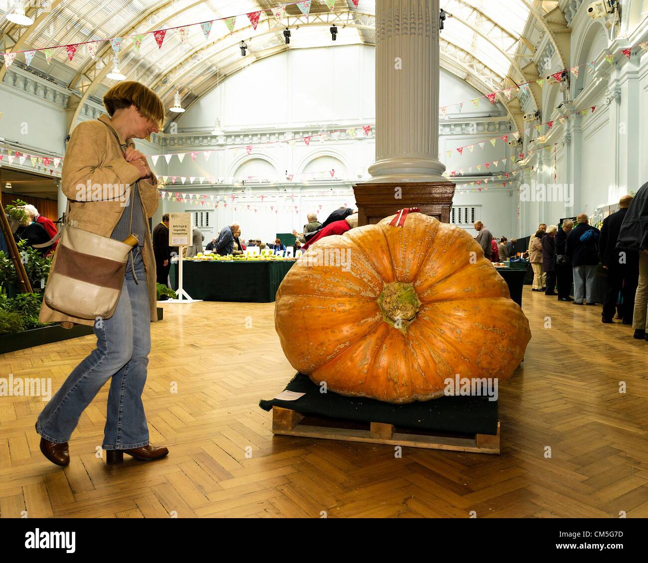 RHS London Harvest Festival Show le 09/10/2012. La citrouille la plus lourde pesant 478ers kg cultivé par Stuart Paton. Les producteurs professionnels et amateurs en compétition pour la chance de gagner un prix de £1 000. Photo par Julie Edwards Banque D'Images