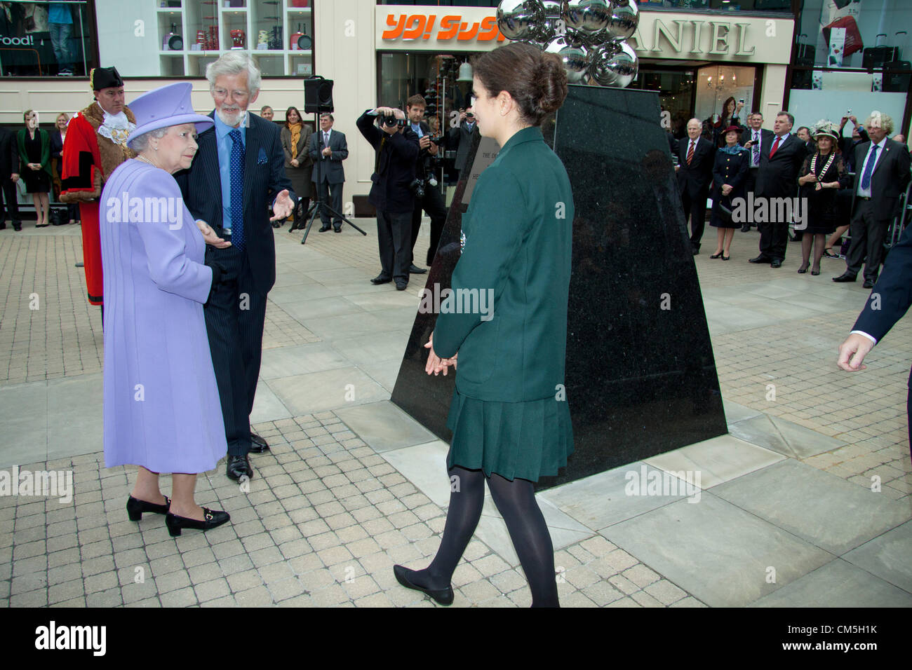 9 octobre 2012. Windsor, Royaume-Uni. Sa Majesté la reine visite le centre commercial King Edward à Windsor pour dévoiler l'hommage du Jubilé de diamant. 15 ans fille de l'école locale Caroline Basra qui ont conçu l'hommage est présenté à la Reine. Banque D'Images