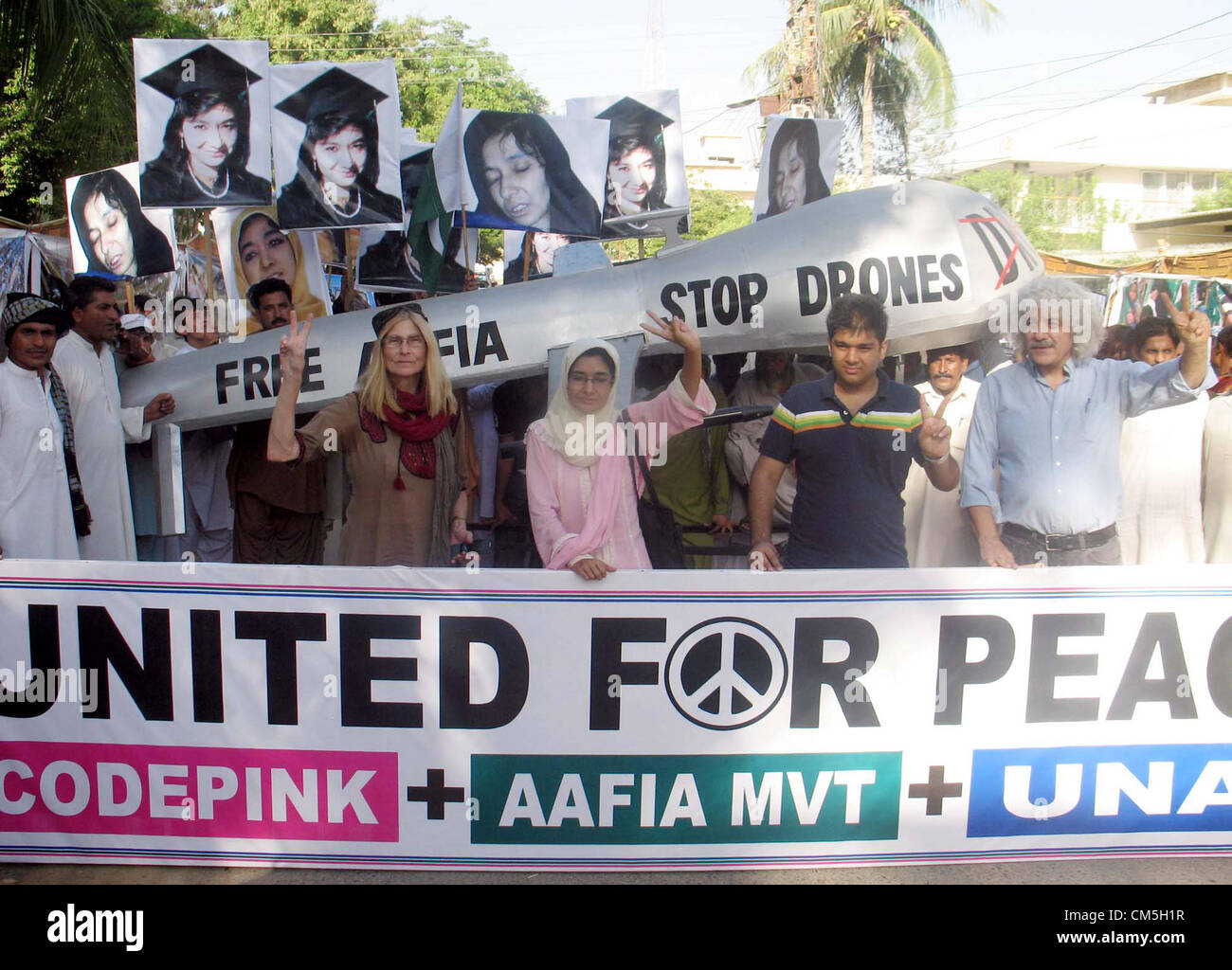 La Coalition anti-guerre des nations (UNAC) Coprésident, Joe Lombardo, Judith Bello (Codepink) avec Dr. Fouzia Siddiqui, soeur de Dr.Aafia Siddiqui, qui est dans une prison US, protestent pour la paix au cours de la démonstration à sa résidence à Karachi Mardi, Octobre 09, 2012. Banque D'Images