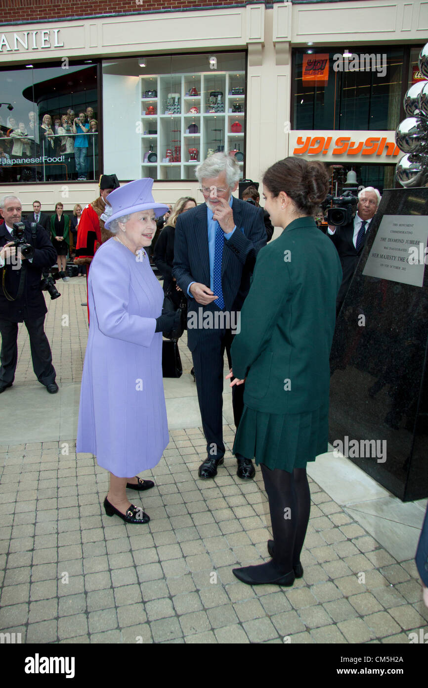 9 octobre 2012. Windsor, Royaume-Uni. Sa Majesté la reine visite le centre commercial King Edward à Windsor pour dévoiler l'hommage du Jubilé de diamant. 15 ans fille de l'école locale Caroline Basra qui ont conçu l'hommage est présenté à la Reine. Banque D'Images