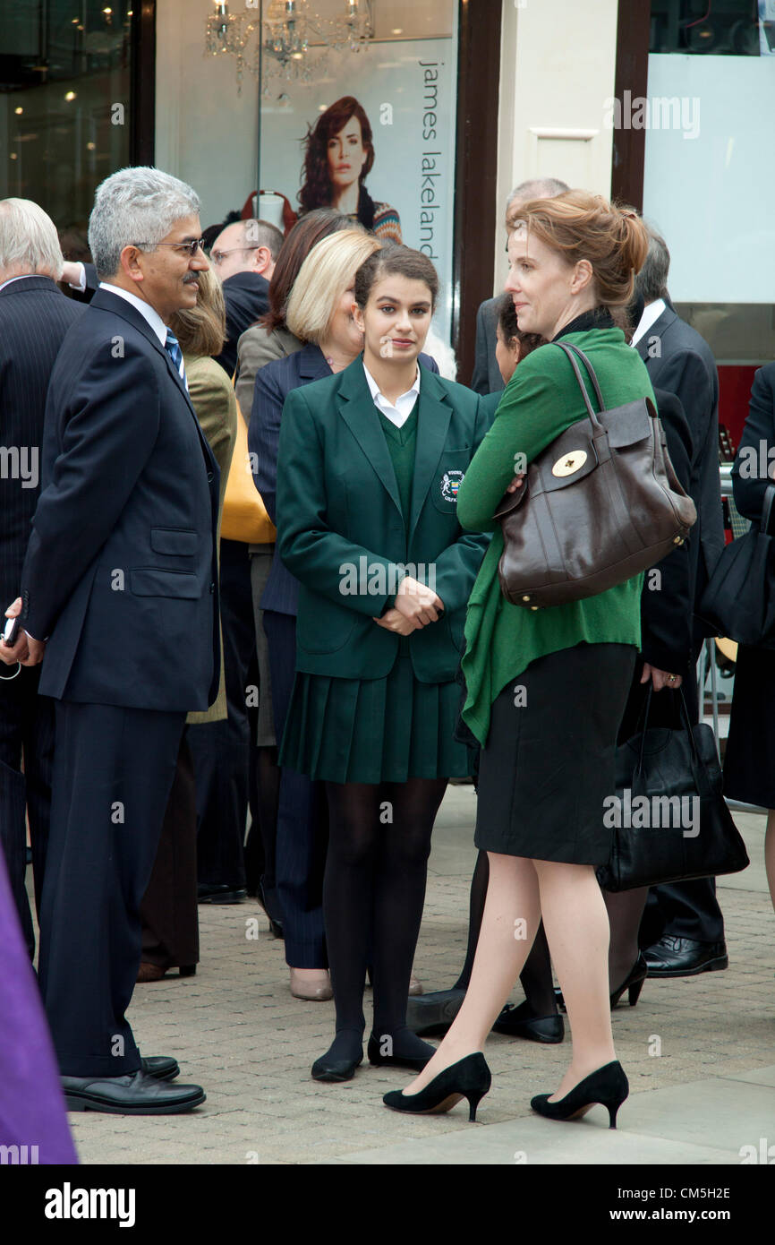 9 octobre 2012. Windsor, Royaume-Uni. Sa Majesté la reine visite le centre commercial King Edward à Windsor pour dévoiler l'hommage du Jubilé de diamant. 15 ans fille de l'école locale Caroline Basra qui ont conçu l'hommage attend que le dévoilement de l'être la reine. Banque D'Images