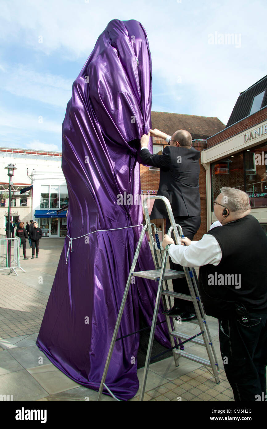 9 octobre 2012. Windsor, Royaume-Uni. Sa Majesté la l'hommage, conçus par 15 ans fille de l'école locale Caroline Basra est préparé pour l'inauguration par la Reine lors de sa visite à l'Île-nature centre commercial. Banque D'Images