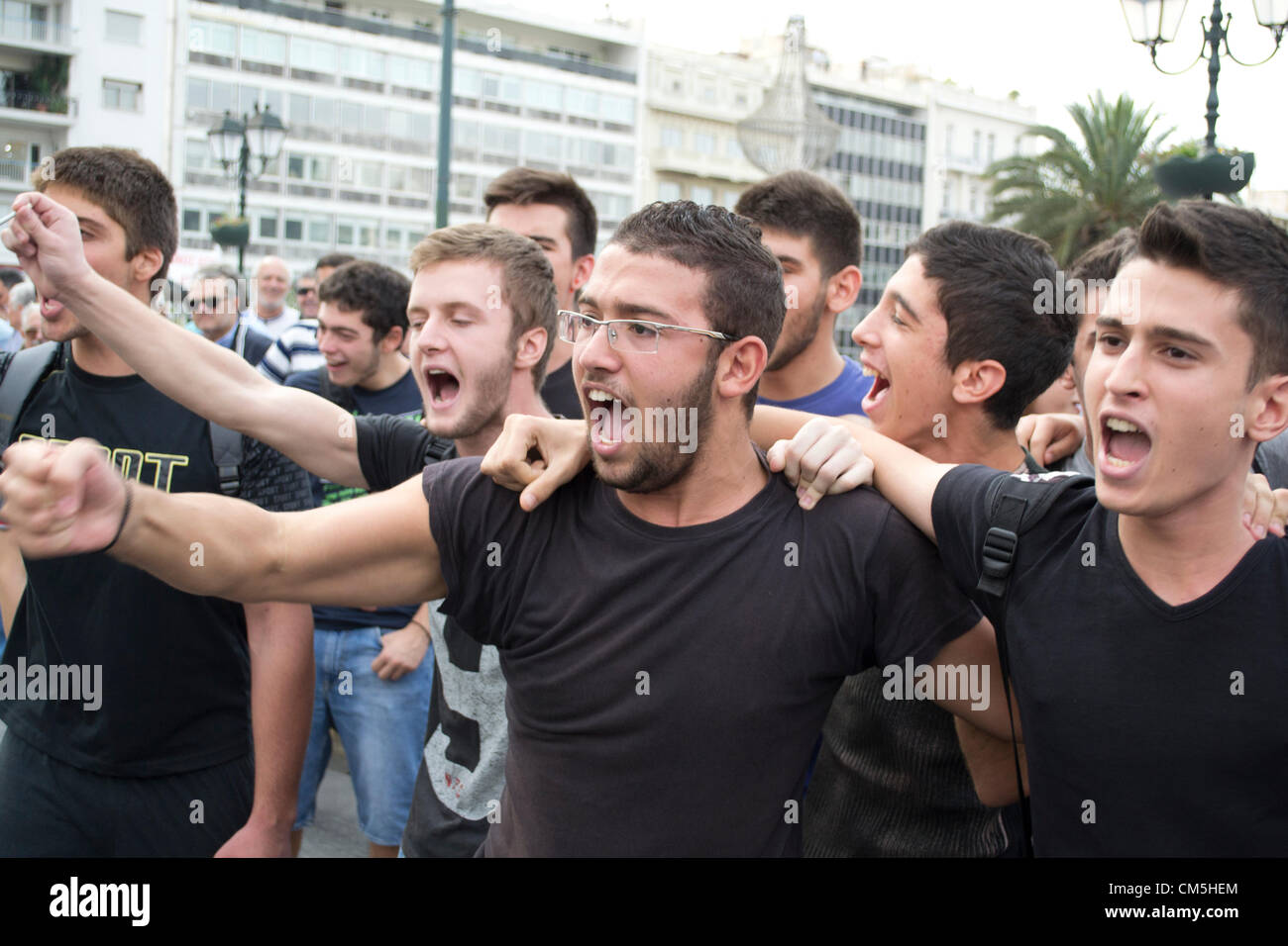 Jeunes manifestants crier des slogans. Banque D'Images