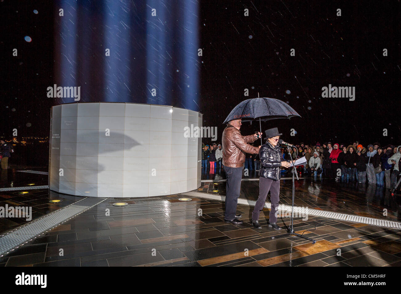 Reykjavik, Islande. 9 octobre 2012. Imaginez la Tour de la paix est un mémorial à John Lennon de Yoko Ono, dévoilé pour la première fois en 2007. Il est situé sur l'île Videy, au large de Reykjavik, Islande. Il se compose d'un grand "tour de la lumière", projeté d'un puits en pierre blanche avec l'inscription "Imaginer la paix" en 24 langues ces mots, et le nom de la tour, sont une référence à l'hymne de la paix Lennon, Imagine. La tour est allumé chaque année à partir du 9 octobre, l'anniversaire de Lennon, à 8 décembre, date de sa mort. Credit : Arctic-Images / Alamy Live News Banque D'Images