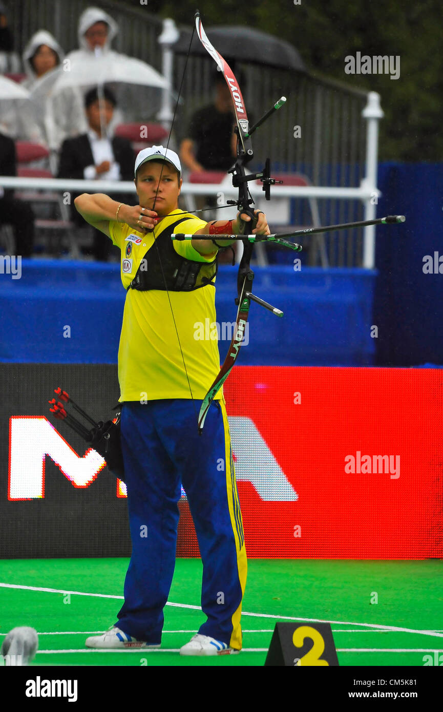 23.09.2012 Tokyo, Japon Tokyo, Japon - Dmytro Hrachov de l'Ukraine a pris un coup pendant le quart de finale de la Coupe du Monde de Tir à l'arc au parc Hibiya, Chiyoda, Tokyo, Japon le 23 septembre 2012. C'était le deuxième jour, et arc classique Format, ou des Jeux Olympiques d'Arc, qui le pousse archers de la distance plus longue que l'autre système, le format Arc à poulies, a été joué par le monde 14 archers et deux Japonais médaillés de Londres Jeux Olympiques, Miki Kanie et Takaharu Furukawa. Banque D'Images