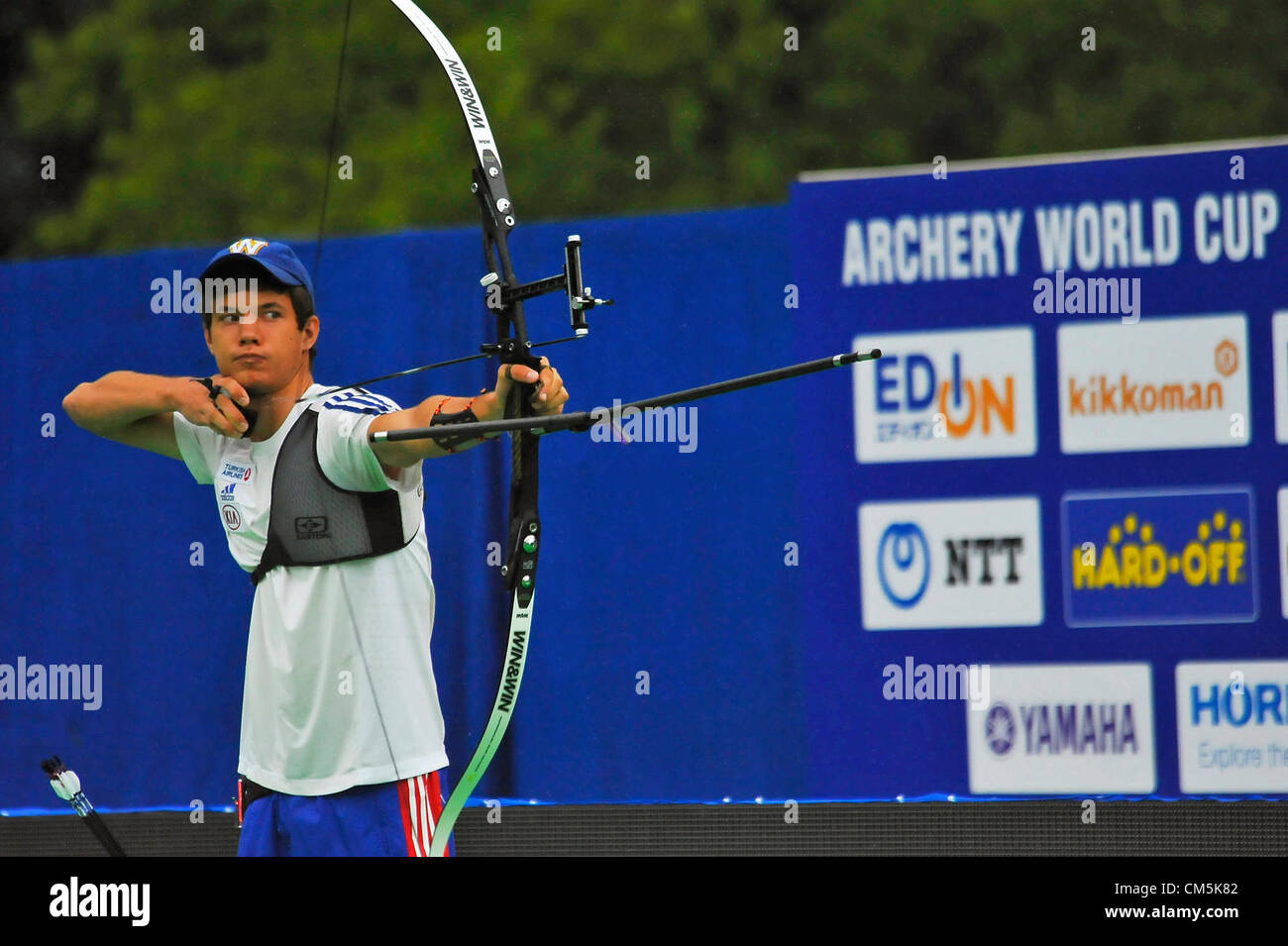 23.09.2012 Tokyo, Japon Tokyo, Japon - Gael Prevost de la France a pris un coup pendant le quart de finale de la Coupe du Monde de Tir à l'arc au parc Hibiya, Chiyoda, Tokyo, Japon le 23 septembre 2012. C'était le deuxième jour, et arc classique Format, ou des Jeux Olympiques d'Arc, qui le pousse archers de la distance plus longue que l'autre système, le format Arc à poulies, a été joué par le monde 14 archers et deux Japonais médaillés de Londres Jeux Olympiques, Miki Kanie et Takaharu Furukawa. Banque D'Images