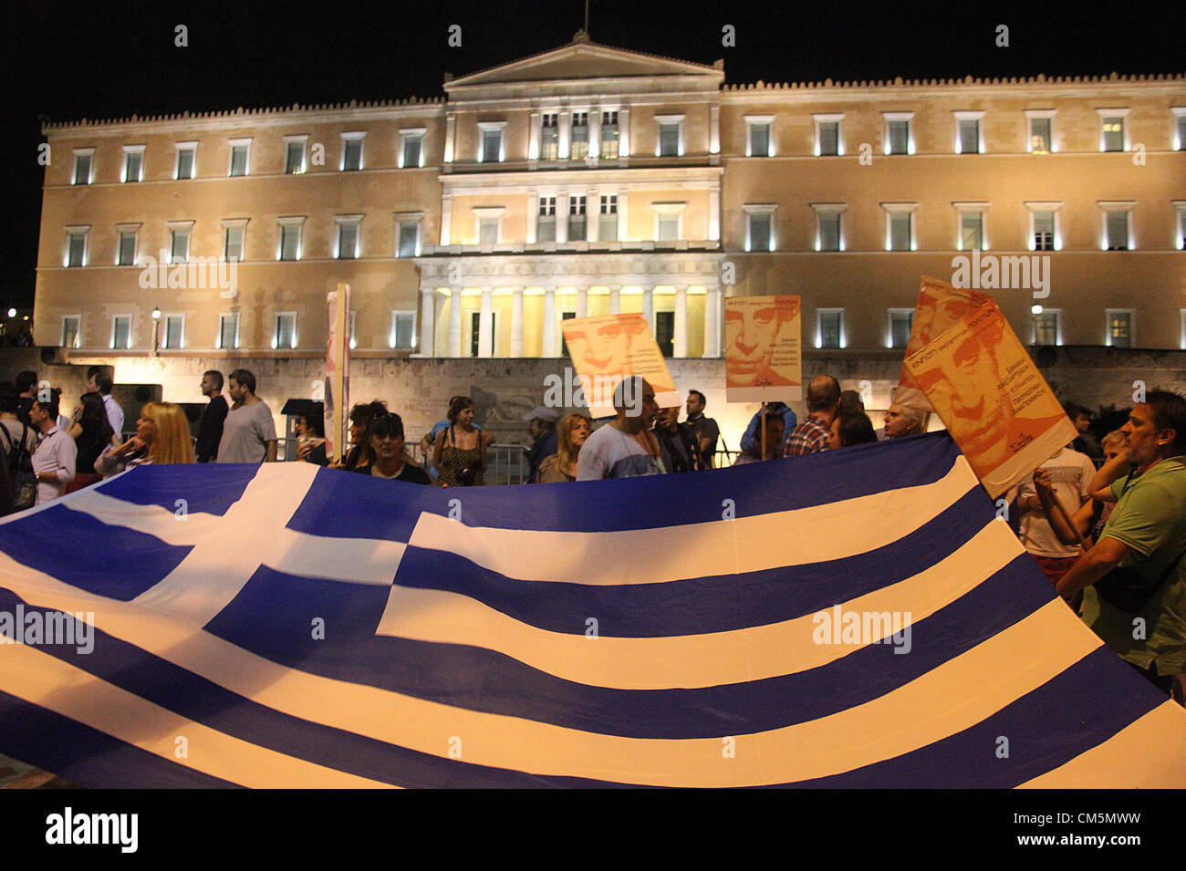 Athènes, Grèce. Le mardi 09 octobre 2012 Photo : le drapeau grec à la place Syntagma, devant le parlement grec. Re : la chancelière allemande Angela Merkel a promis que son pays continuera de l'appuyer dans la Grèce, lors de sa première visite à Athènes depuis la crise de la zone euro ont éclaté il y a près de trois ans. Mme Merkel a déclaré que la Grèce avait fait de bons progrès dans les rapports avec ses vastes dettes mais qu'il était sur un chemin "difficile". Des milliers de personnes qui accusent l'Allemagne pour imposer des mesures d'austérité douloureuses sur la Grèce protestent à Athènes. La police a utilisé des gaz lacrymogènes et des grenades assourdissantes contre les manifestants. Banque D'Images