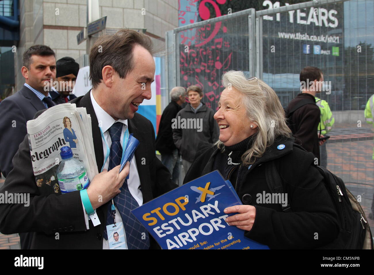 Un député conservateur partage une blague avec un estuaire 'Stop' de l'aéroport à l'extérieur de l'activiste conservateur Conférence du mercredi 10 octobre, 2012. Birmingham, UK. Banque D'Images