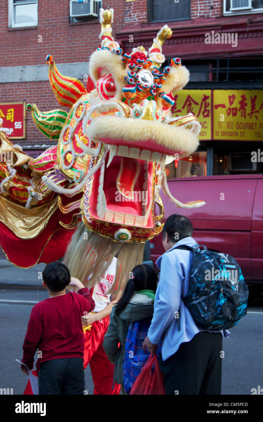 New York, NY, USA - 10 octobre 2012 : Les gens qui regardent un dragon traditionnel à la parade de la fête nationale de Taiwan dans les rues de Chinatown à Manhattan, New York, NY, USA le 10 octobre 2012. Banque D'Images