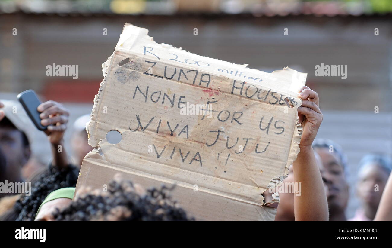 JOHANNESBURG, AFRIQUE DU SUD : Les résidents du parc Slovo règlement informel se rassemblent pour voir expulsé le président de la Ligue de jeunesse de l'ANC Julius Malema, le 10 octobre 2012 à Johannesburg, Afrique du Sud. Les résidents invité Malema pour y répondre. (Photo par Gallo Images / Photos / Felix24 Dlangamandla) Banque D'Images