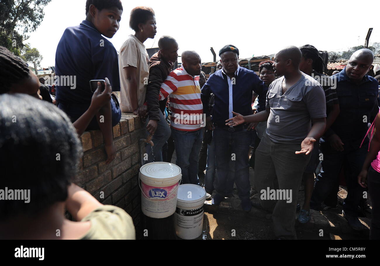 JOHANNESBURG, AFRIQUE DU SUD : expulsés Ligue de jeunesse de l'ANC Julius Malema, leader arrive dans Slovo Park règlement informel le 10 octobre 2012 à Johannesburg, Afrique du Sud. Les résidents invité Malema pour y répondre. (Photo par Gallo Images / Photos / Felix24 Dlangamandla) Banque D'Images