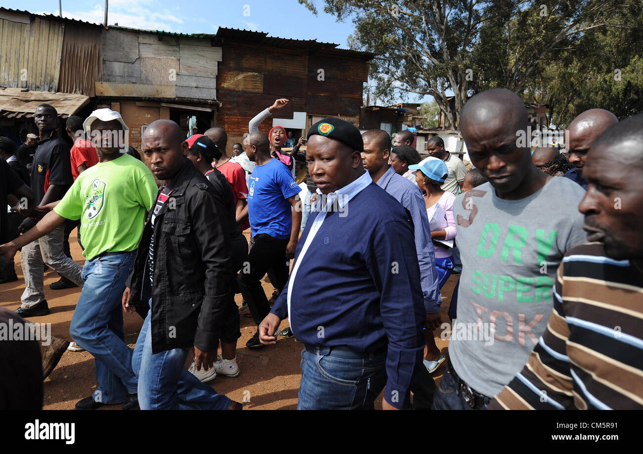 JOHANNESBURG, AFRIQUE DU SUD : expulsés Ligue de jeunesse de l'ANC Julius Malema, leader arrive dans Slovo Park règlement informel le 10 octobre 2012 à Johannesburg, Afrique du Sud. Les résidents invité Malema pour y répondre. (Photo par Gallo Images / Photos / Felix24 Dlangamandla) Banque D'Images