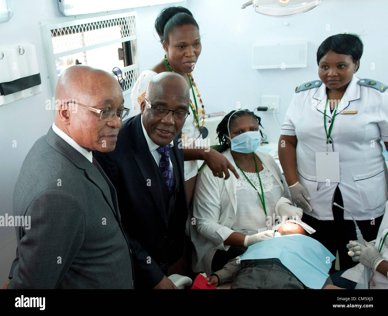 PRETORIA, AFRIQUE DU SUD : Le président Jacob Zuma et le ministre de la santé, Aaron Motsoaledi lors du lancement d'un programme de santé scolaire le 11 octobre 2012 à Pretoria, Afrique du Sud. Le programme fait partie des gouvernements de déployer le système national d'assurance maladie avec Pretoria étant l'un des dix domaines dans lesquels le gouvernement est l'essai de l'INSA. (Photo par Gallo Images / Foto24 / Brendan Croft) Banque D'Images