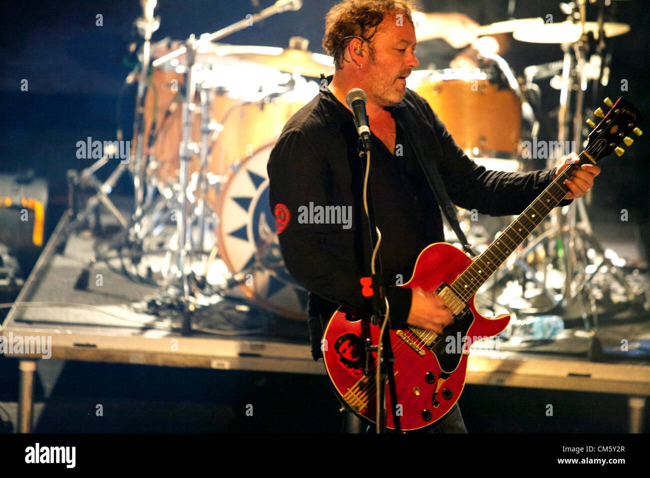 Prague, République tchèque. 11 octobre 2012. Le groupe britannique effectue des niveleurs de vivre à Prague, République tchèque le 11 octobre 2012. Le chanteur et guitariste Mark Chadwick en photo. (CTK Photo/Krystof Kriz) Banque D'Images