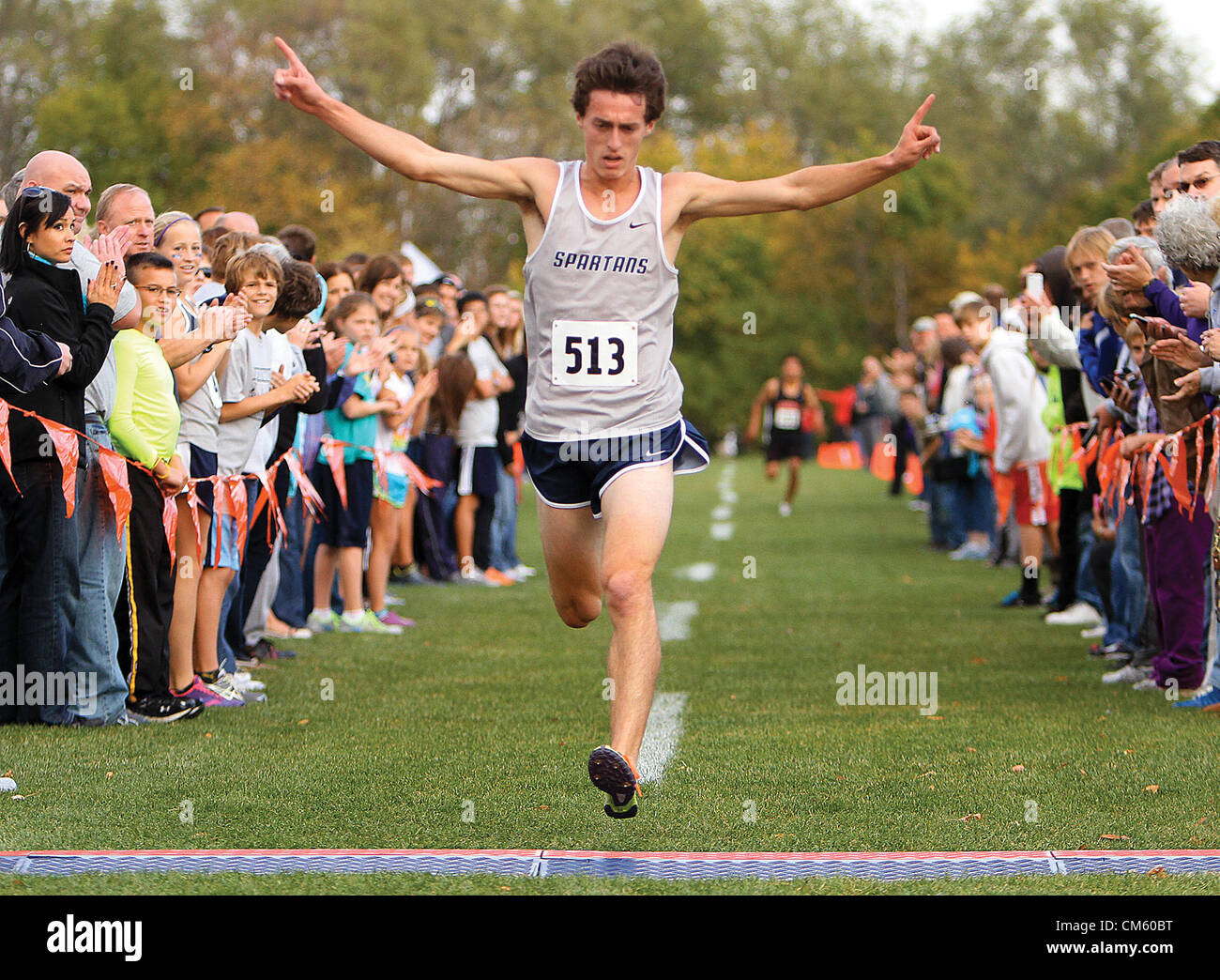 11 octobre 2012 - Bettendorf, Iowa, États-Unis - Pleasant Valley's Caleb Drake réagit après le passage de la ligne d'arrivée en premier, le jeudi 11 octobre 2012, lors du cross-country universitaire garçons MAC répondre à Crow Creek Park à Bettendorf. (Crédit Image : © John Schultz/Quad-City Times/ZUMAPRESS.com) Banque D'Images