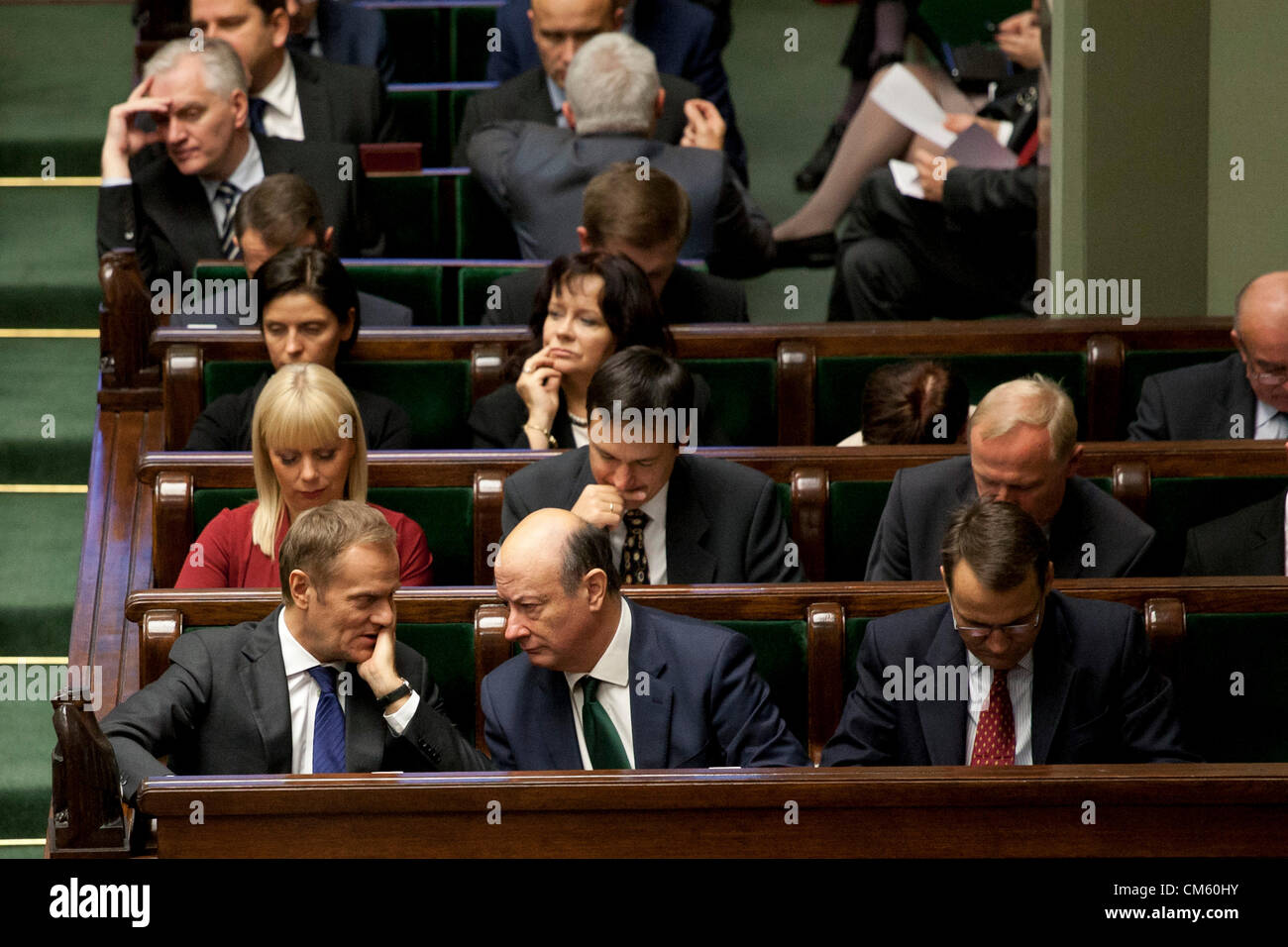 12 octobre 2012. Varsovie, Pologne. Exposer de premier ministre et de Vote de confiance pour le gouvernement actuel dans le Parlement (Sejm). Sur l'image - le premier ministre Donald Tusk (à gauche) , ministre des Finances Jacek Rostowski (centre) , ministre des affaires étrangères Radoslaw Sikorski foregin (droite) Banque D'Images