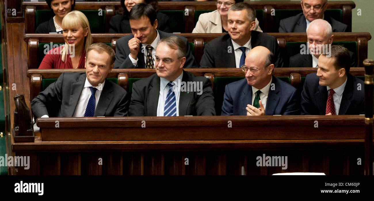 12 octobre 2012. Varsovie, Pologne. Exposer de premier ministre et de Vote de confiance pour le gouvernement actuel dans le Parlement (Sejm). Sur l'image - le premier ministre Donald Tusk (à gauche), vice-premier ministre Waldemar Pawlak (centre gauche) , ministre des Finances Jacek Rostowski (centre droit) , ministre des affaires étrangères Radoslaw Sikorski foregin (droite) Banque D'Images