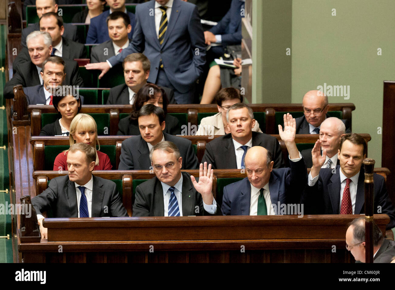 12 octobre 2012. Varsovie, Pologne. Exposer de premier ministre et de Vote de confiance pour le gouvernement actuel dans le Parlement (Sejm). Sur l'image - le premier ministre Donald Tusk (à gauche), vice-premier ministre Waldemar Pawlak (centre gauche) , ministre des Finances Jacek Rostowski (centre droit) , ministre des affaires étrangères Radoslaw Sikorski foregin (droite) Banque D'Images