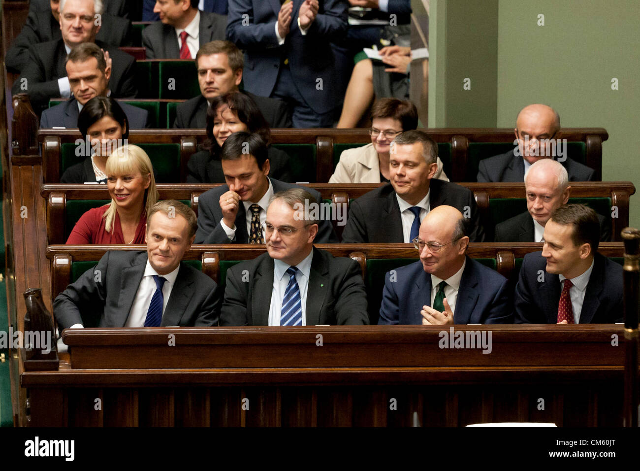 12 octobre 2012. Varsovie, Pologne. Exposer de premier ministre et de Vote de confiance pour le gouvernement actuel dans le Parlement (Sejm). Sur l'image - le premier ministre Donald Tusk (à gauche), vice-premier ministre Waldemar Pawlak (centre gauche) , ministre des Finances Jacek Rostowski (centre droit) , ministre des affaires étrangères Radoslaw Sikorski foregin (droite) Banque D'Images