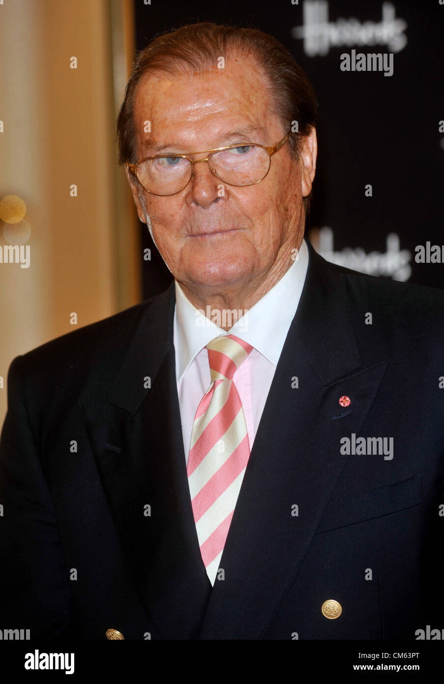 Sir Roger Moore signe des copies de son nouveau livre 'Bond On Bond' à Harrods Londres, Angleterre - 12.10.12. UK. Banque D'Images