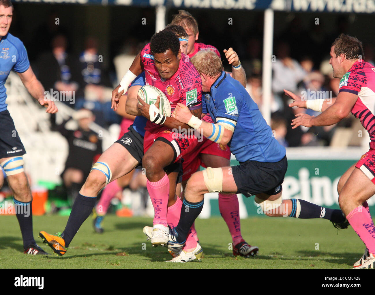 13.10.2012 Dublin , Irlande.Sireli Naqelevuki est prise à la masse par Leo Cullen (capt) au cours de la Heineken Cup match entre Leinster et Exeter Chiefs de la RDS Arena de Dublin. Banque D'Images
