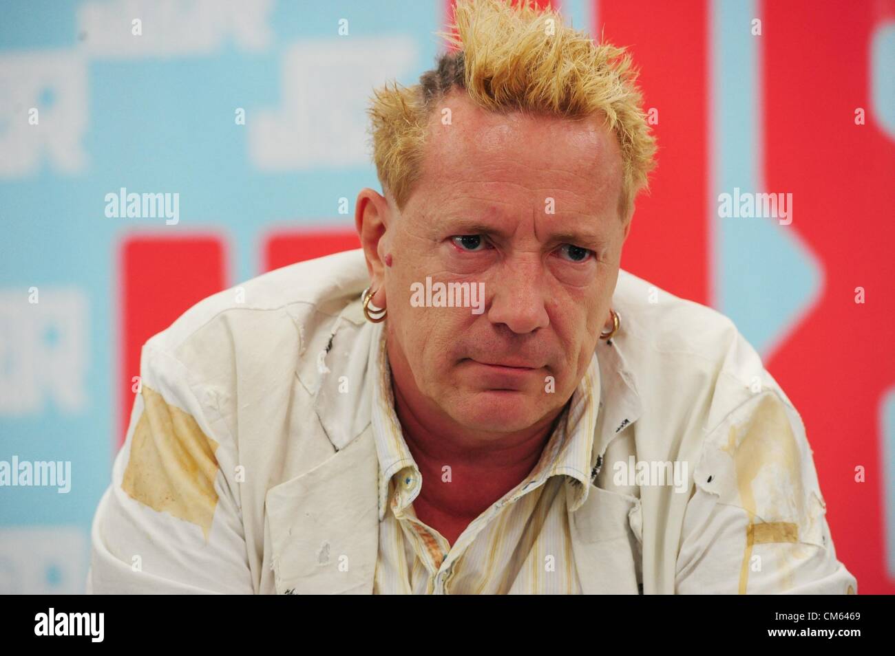 13 octobre 2012 - Manhattan, New York, États-Unis - JOHN LYDON signe des copies de la nouvelle notice Public Image Ltd. : c'est PiL PiL et d'autres marchandises à J&R Music à Manhattan le 13 octobre 2012. PiL effectuez ce soir au Hammerstein Ballroom. (Crédit Image : © Bryan Smith/ZUMAPRESS.com) Banque D'Images