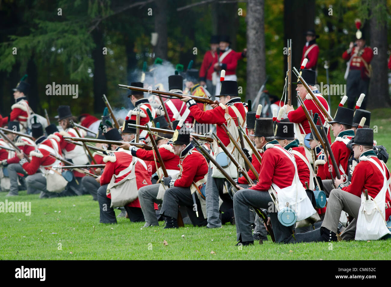 Feu d'infanterie britannique sur l'approche de soldats américains samedi Octobre 13/2012 lors d'un 200e re nous avons passé une reconstitution de la bataille de Queenston Heights, une guerre de 1812, bataille de Queenston (Ontario), Canada. Photo par J.T. Lewis Banque D'Images