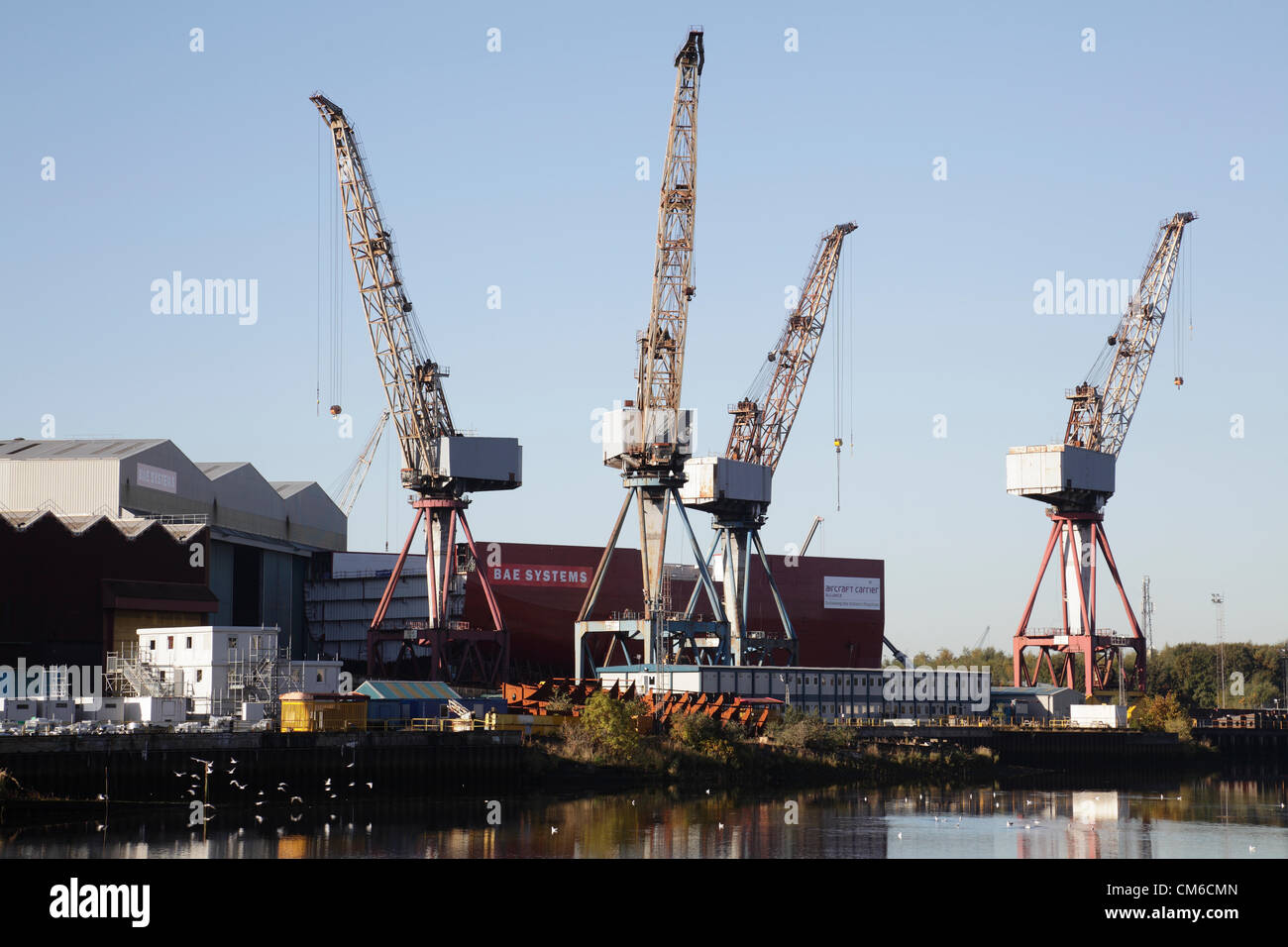 BAE Systems Shipyard, Govan, Glasgow, lundi 15 octobre 2012. Une section complète de la coque du porte-avions HMS Queen Elizabeth attendant d'être chargée sur une barge sur la rivière Clyde Banque D'Images