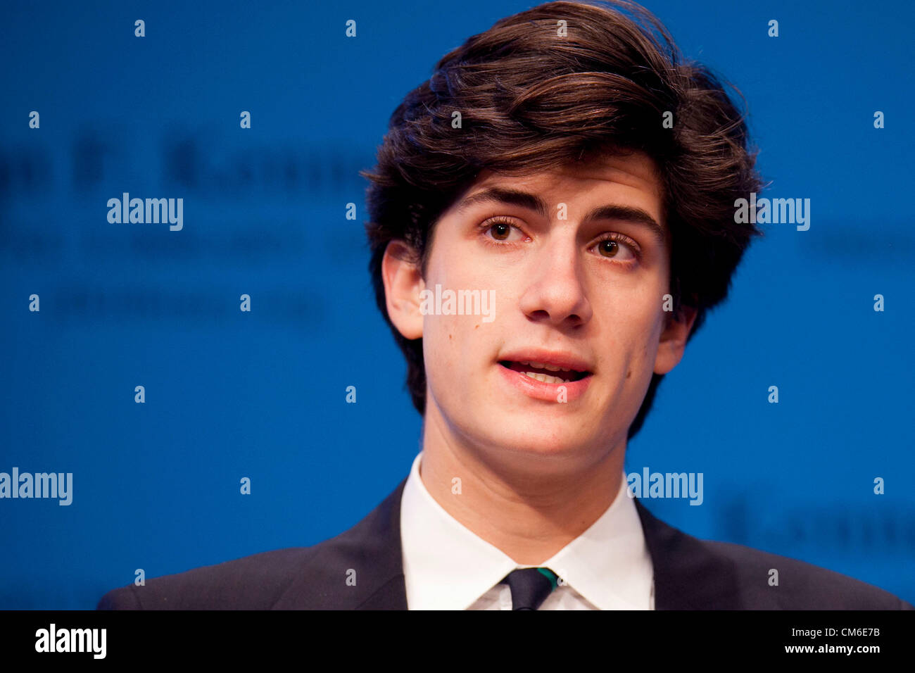 14 octobre, 2012 - Boston, Massachusetts, États-Unis - Petit-fils du Président John F. Kennedy, JACK SCHLOSSBERG parle à l'occasion du 50e anniversaire de la crise des missiles de Cuba à la Kennedy Library. (Crédit Image : © Kelvin Ma/ZUMAPRESS.com) Banque D'Images