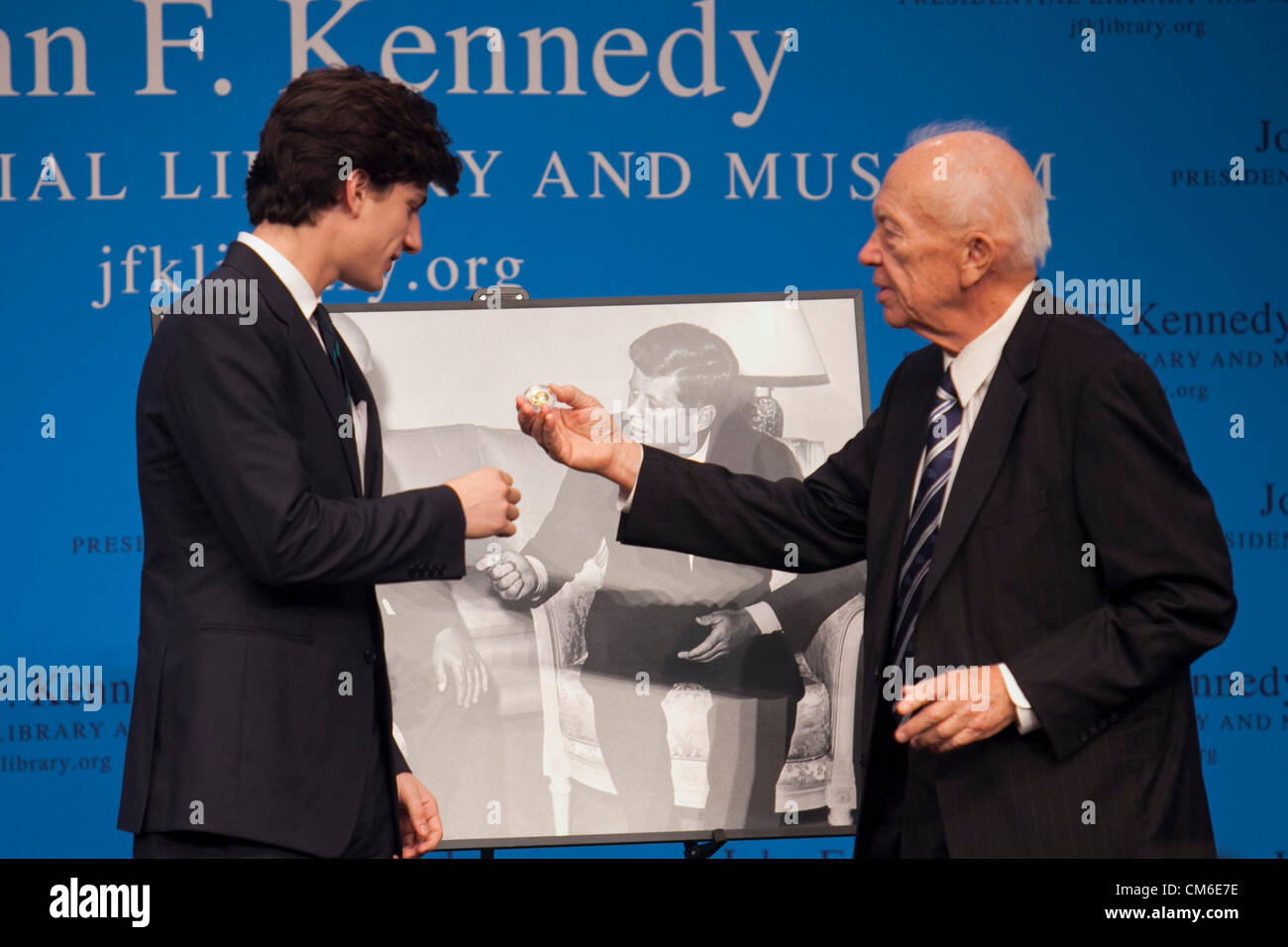 14 octobre, 2012 - Boston, Massachusetts, États-Unis - JACK SCHLOSSBERG (L) le petit-fils du Président John F. Kennedy, est présenté avec une pièce de Sergei Khrushchev, fils de l'ancien dirigeant soviétique Nikita Khrouchtchev, commémorant le 50e anniversaire du programme de la crise des missiles de Cuba à la Kennedy Library. (Crédit Image : © Kelvin Ma/ZUMAPRESS.com) Banque D'Images