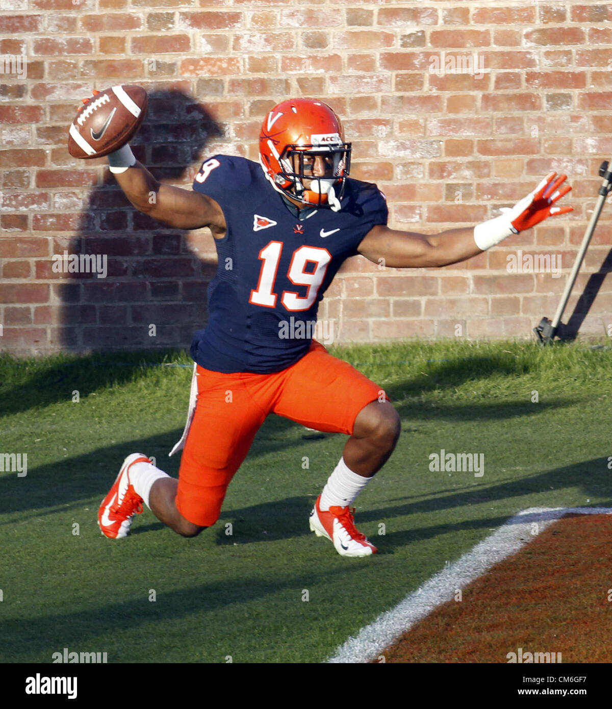 13 octobre 2012 - Charlottesville, VA, USA - Virginia Cavaliers wide receiver E.J. Scott (19) célèbre un touchdown catch durant la partie contre le Maryland à Charlottesville, Virginie, Maryland Virginie battu 27-20. (Crédit Image : © Andrew Shurtleff/ZUMAPRESS.com) Banque D'Images