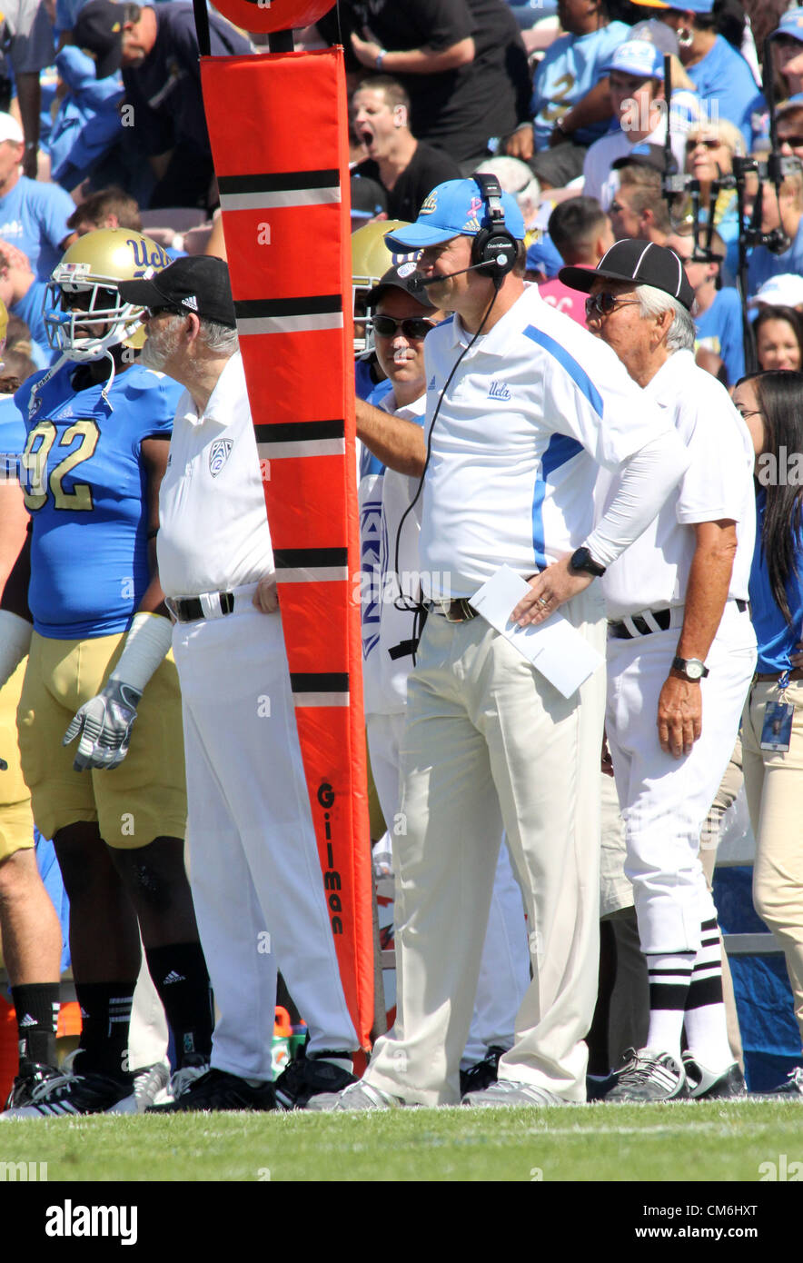 13 décembre 2012 - Los Angeles, Californie, USA - UCLA Entraîneur Jim Mora conserve un oeil attentif pendant le concours à l'encontre de l'UCLA en visitant l'Utah Utes 21 - 14 dans le CIP 12 jouer au Rose Bowl de Pasadena, CA 13 octobre 2012. (Crédit Image : © Burt Harris/Prensa Internacional/ZUMAPRESS.com) Banque D'Images