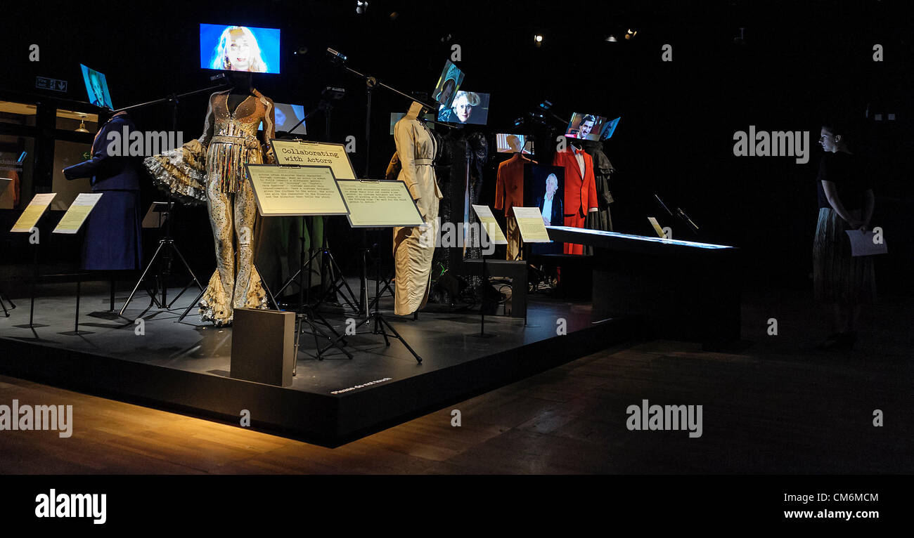 Lancement de 'Hollywood' Costume sur 17/10/2012 à Victoria et Albert Museum, Londres. Le V&A's automne exposition, 'Costume' Hollywood, explore le rôle central que joue la conception de costumes pour le cinéma le conte. Rassemblant plus de 100 des plus emblématiques de l'ensemble des costumes du film un siècle de cinéma, c'est une occasion unique de voir les vêtements portés par les personnages attachants et inoubliables tels que Dorothy Gale, Indiana Jones, Scarlett O'Hara, Jack Sparrow, Holly Golightly et Darth Vader. Photo par Julie Edwards Banque D'Images