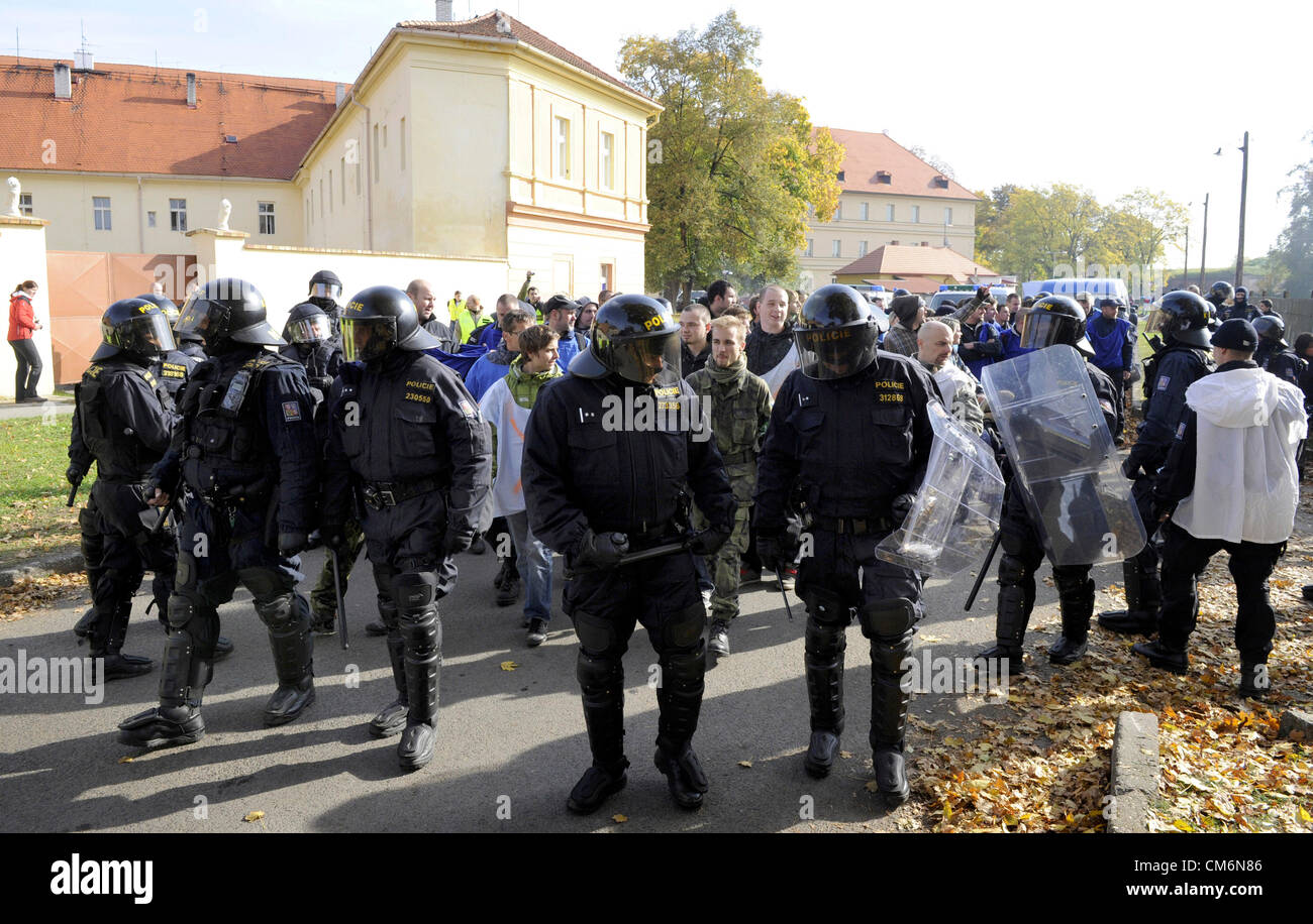 Prague, République tchèque. 17 octobre 2012. La police tchèque et allemande ont formé une intervention durant le mois de mars de radicaux de droite, qui est attaqué par les anarchistes. Il y avait 565 personnes qui aident à cette exercice de la police dans les rues, y compris les étudiants de l'école de médecine. Les deux pays font face à de tels événements comme du vrai. La police anti-émeute d'Usti nad Labem connu tel événement il y a deux semaines et la police allemande a fait face à ces événements au cours de la grande protestation dans Dresden chaque année. Les agents de police sont vus en Terezin, à environ 50 kilomètres au nord de Prague, en République tchèque, le 1 octobre Banque D'Images