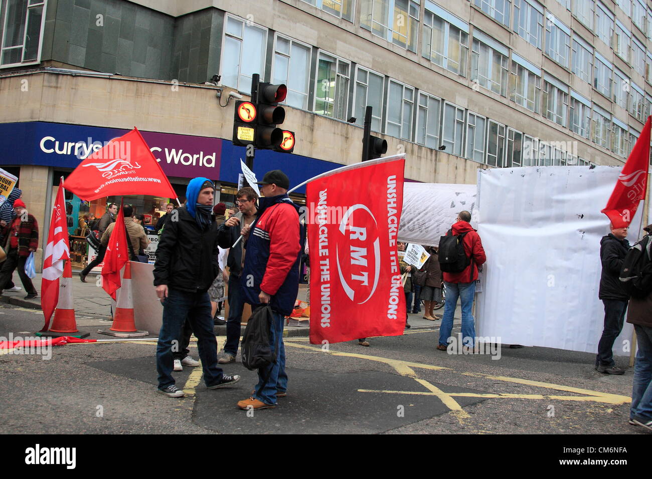 Londres, Royaume-Uni. Mercredi 17 octobre 2012. Flashmob protester contre traverse site dans le centre de Londres par l'Union européenne unissent memebrs pour protester contre les licenciements et d'une liste noire des fonctionnaires de l'union et des membres. Credit : Hot Shots / Alamy Live News Banque D'Images