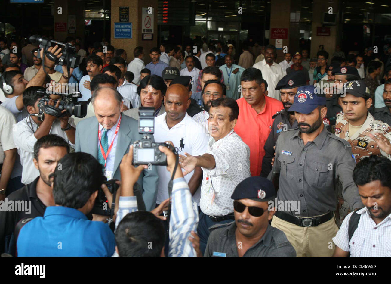 L'équipe de cricket de Sri Lanka, l'ancien capitaine Sanath Jayasuriya sortent à l'aéroport de Karachi à son arrivée pour deux matches entre exposition Twenty20 International World XI et le Pakistan Toutes les étoiles, à Karachi le Jeudi, Octobre 18, 2012. Banque D'Images