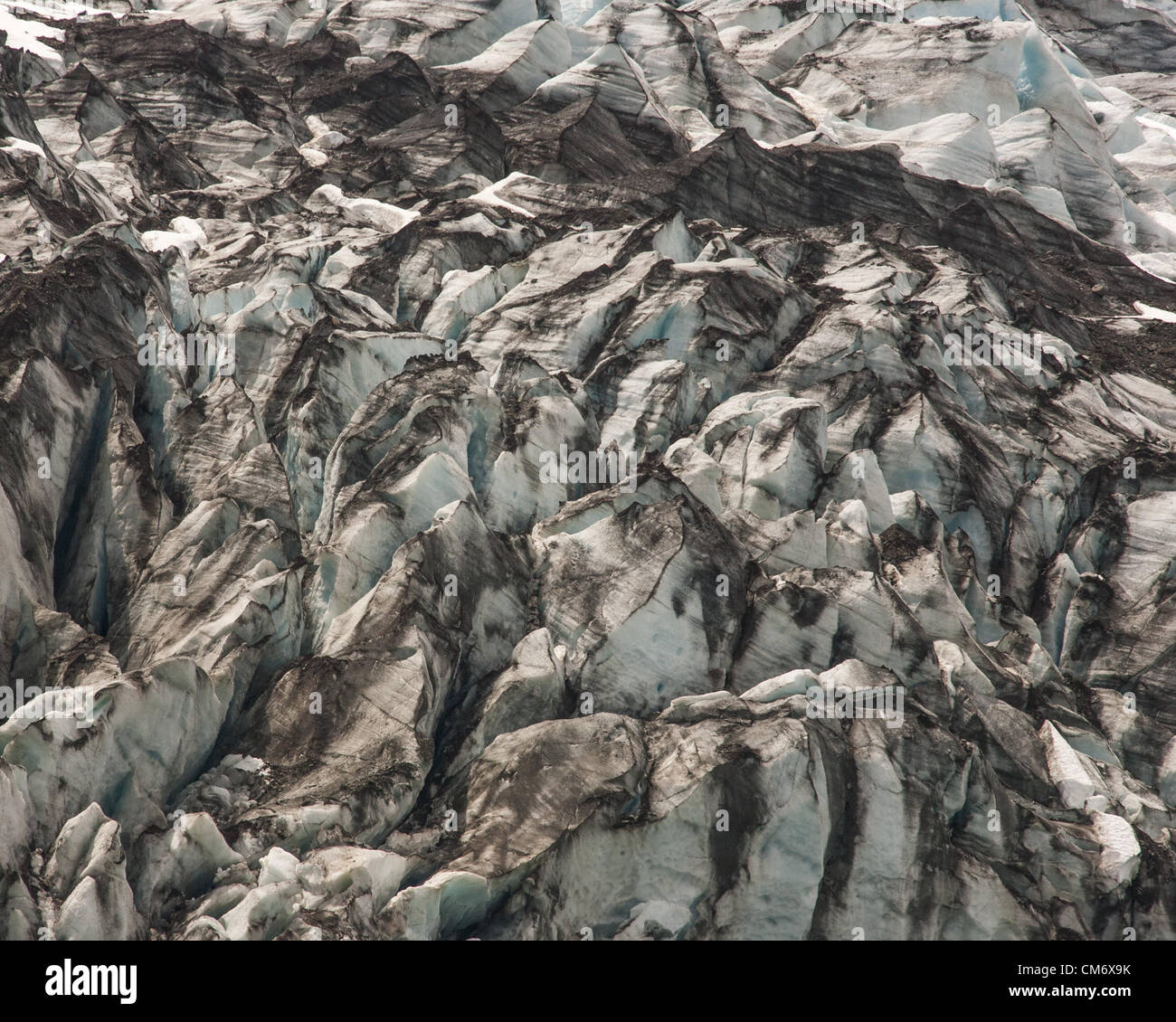 3 juillet 2012 - Glacier Bay, Alaska, États-Unis - le visage de l'Lamplugh Glacier à son terminus tidewater à Glacier Bay. Originaires de l'Icefield Brady le glacier s'étend sur plus de 16 miles (26 km) et a une largeur d'environ 0,75 miles (1.21km) à l'eau le visage et s'élève à des hauteurs de 150 à 160 pieds (46 à 49 m). Glacier Bay couvre 3,3 millions d'acres (1,3 millions d'hectares) de montagnes escarpées, dynamique des glaciers, forêt tropicale, côtes sauvages, des fjords abrités et la faune. Un point fort de l'Alaska, le passage de l'intérieur et une partie d'un 25 million d'acres (10,1 millions d'hectares) Patrimoine mondial S Banque D'Images