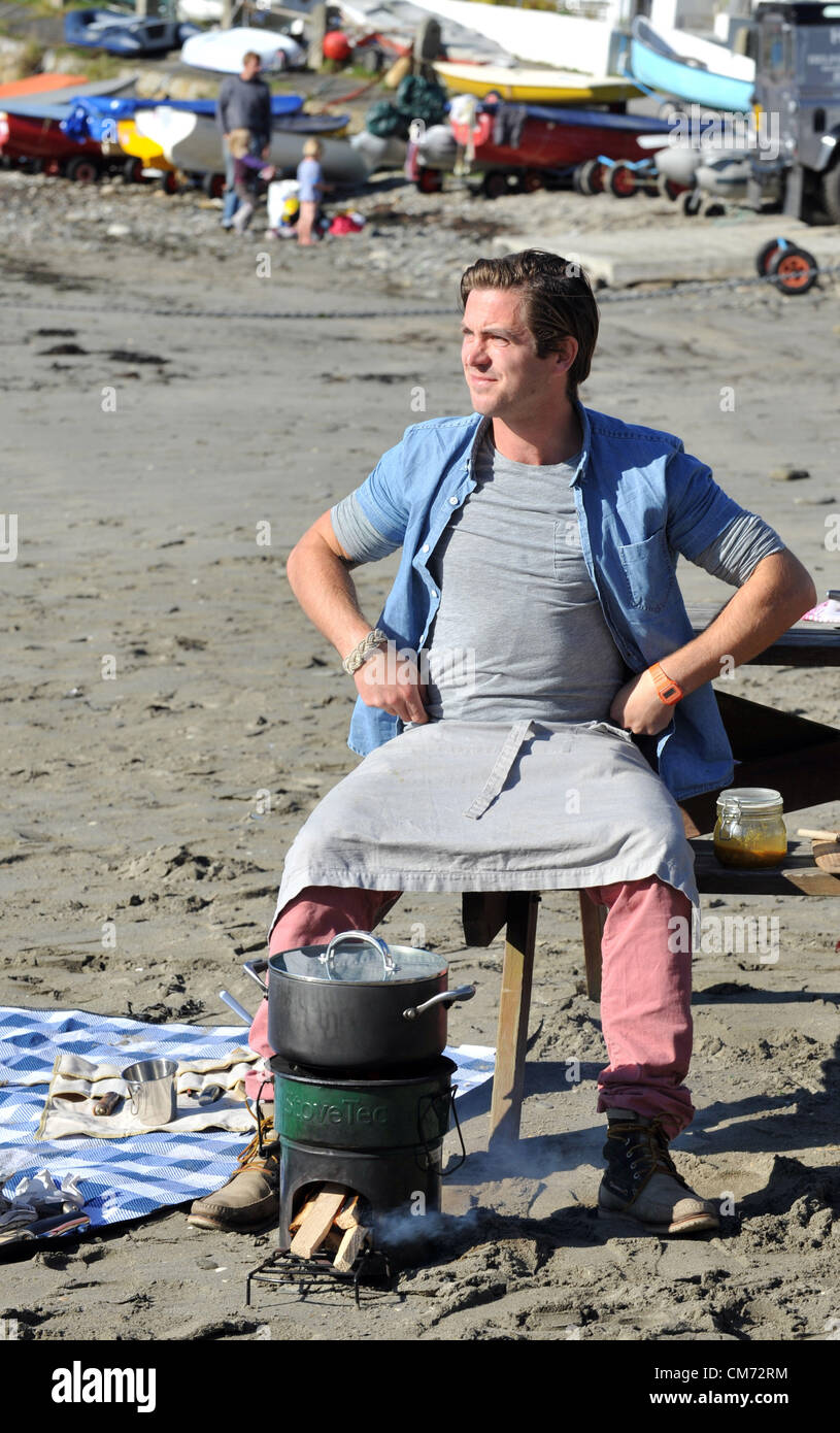 Plat chef James Strawbridge filmer pour une nouvelle série d'ITV de l'Affamé marins en lits jumeaux à Cornwall. La Grande-Bretagne, Royaume-Uni 18 Octobre 2012 Photo par : DORSET MEDIA SERVICE Banque D'Images