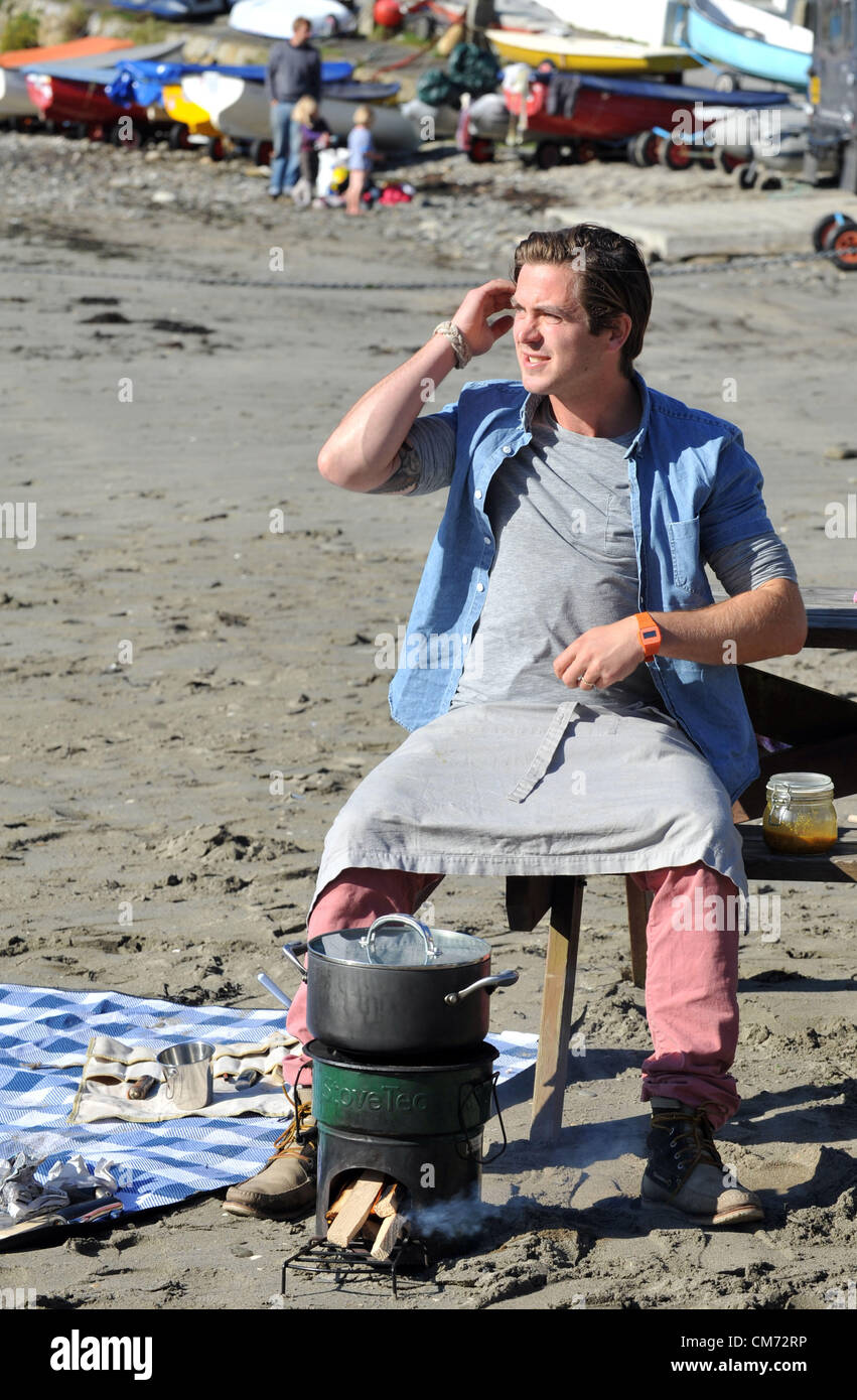 Plat chef James Strawbridge filmer pour une nouvelle série d'ITV de l'Affamé marins en lits jumeaux à Cornwall. La Grande-Bretagne, Royaume-Uni 18 Octobre 2012 Photo par : DORSET MEDIA SERVICE Banque D'Images