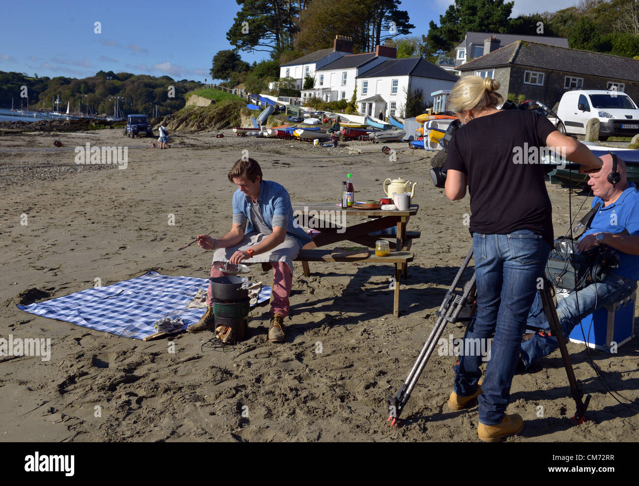 Plat chef James Strawbridge filmer pour une nouvelle série d'ITV de l'Affamé marins en lits jumeaux à Cornwall. La Grande-Bretagne, Royaume-Uni 18 Octobre 2012 Photo par : DORSET MEDIA SERVICE Banque D'Images
