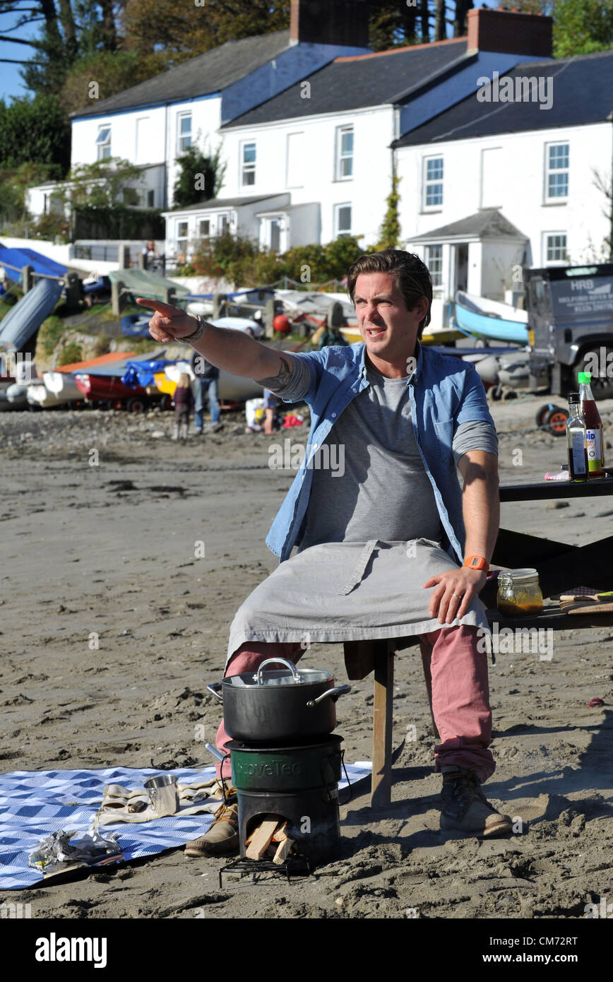Plat chef James Strawbridge filmer pour une nouvelle série d'ITV de l'Affamé marins en lits jumeaux à Cornwall. La Grande-Bretagne, Royaume-Uni 18 Octobre 2012 Photo par : DORSET MEDIA SERVICE Banque D'Images