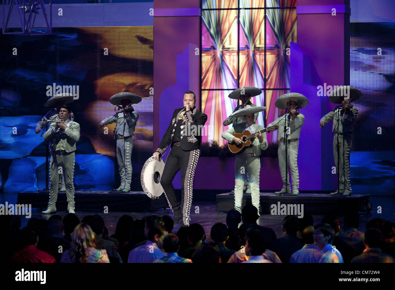 18 oct., 2012 - Los Angeles, Californie, USA - Pepe Aguilar effectue avec Mariachi Sol de Mexico à l'Premios Billboard de la musica Mexicas au Shrine Auditorium le Jeudi, 18 octobre 2012 à Los Angeles, Californie. ARORIZO .ARMANDO (crédit Image : © Armando Arorizo ZUMAPRESS.com)/Prensa Internacional/ Banque D'Images