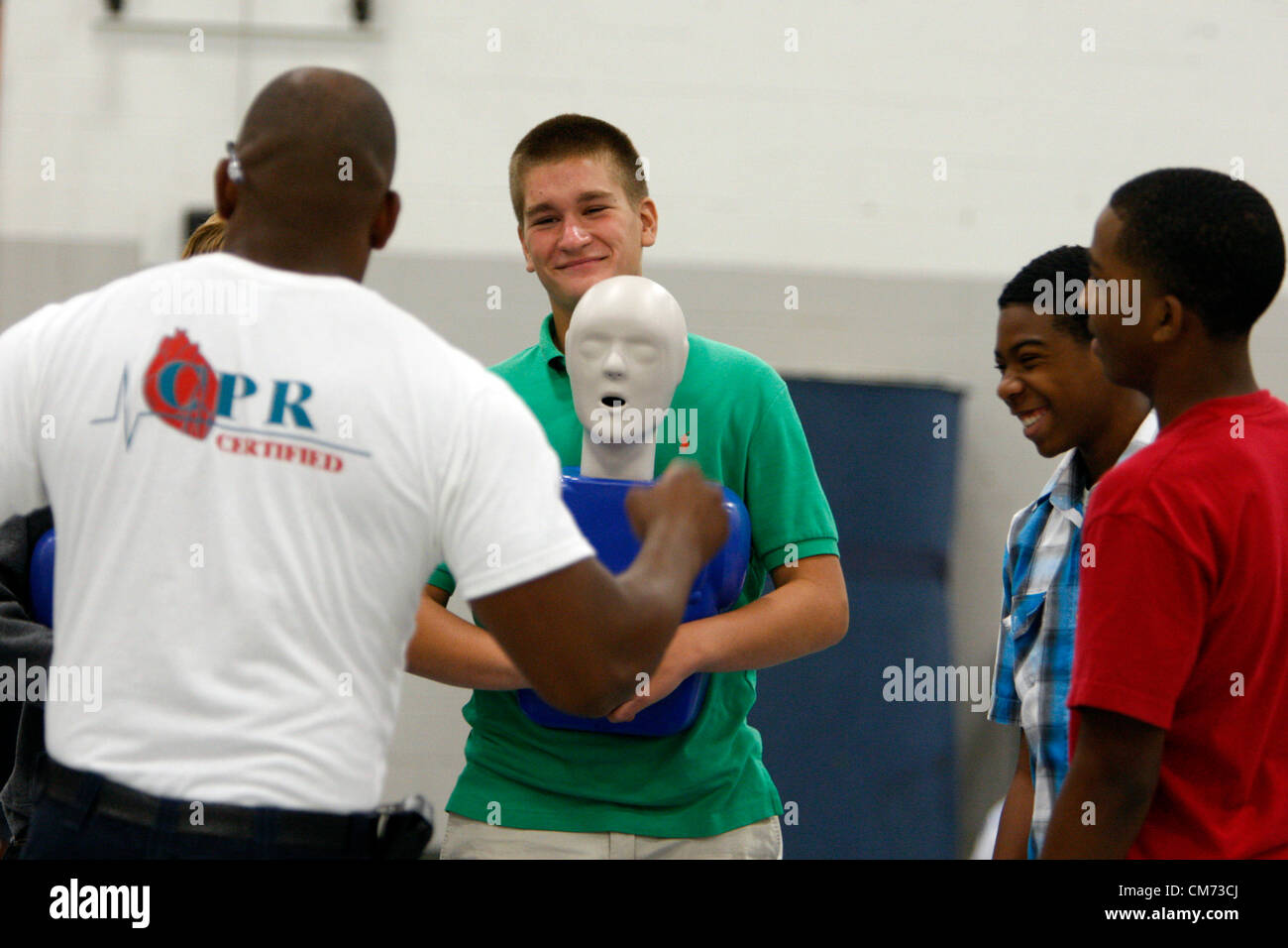 19 octobre 2012 - Germantown, New York, États-Unis - 19 octobre 2012 - Sam Ellis apprend à effectuer la RCR sur un mannequin au cours de sa classe de bien-être. Les étudiants de l'école secondaire de Houston ont eu l'occasion d'apprendre la RCR et d'autres techniques de sauvetage des régions rurales de l'Ambulance de métro vendredi. (Crédit Image : © Karen Pulfer Focht/l'appel Commercial/ZUMAPRESS.com) Banque D'Images