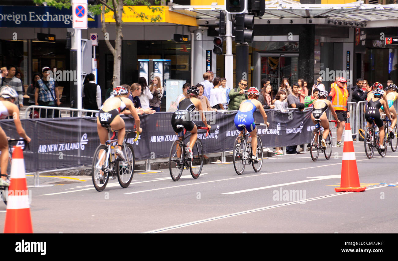 AUCKLAND, Nouvelle-Zélande - octobre 20,2012 : les femmes participants à la Grande Finale mondiale de triathlon ITU cycle série la rue principale du centre-ville d'Auckland. Banque D'Images