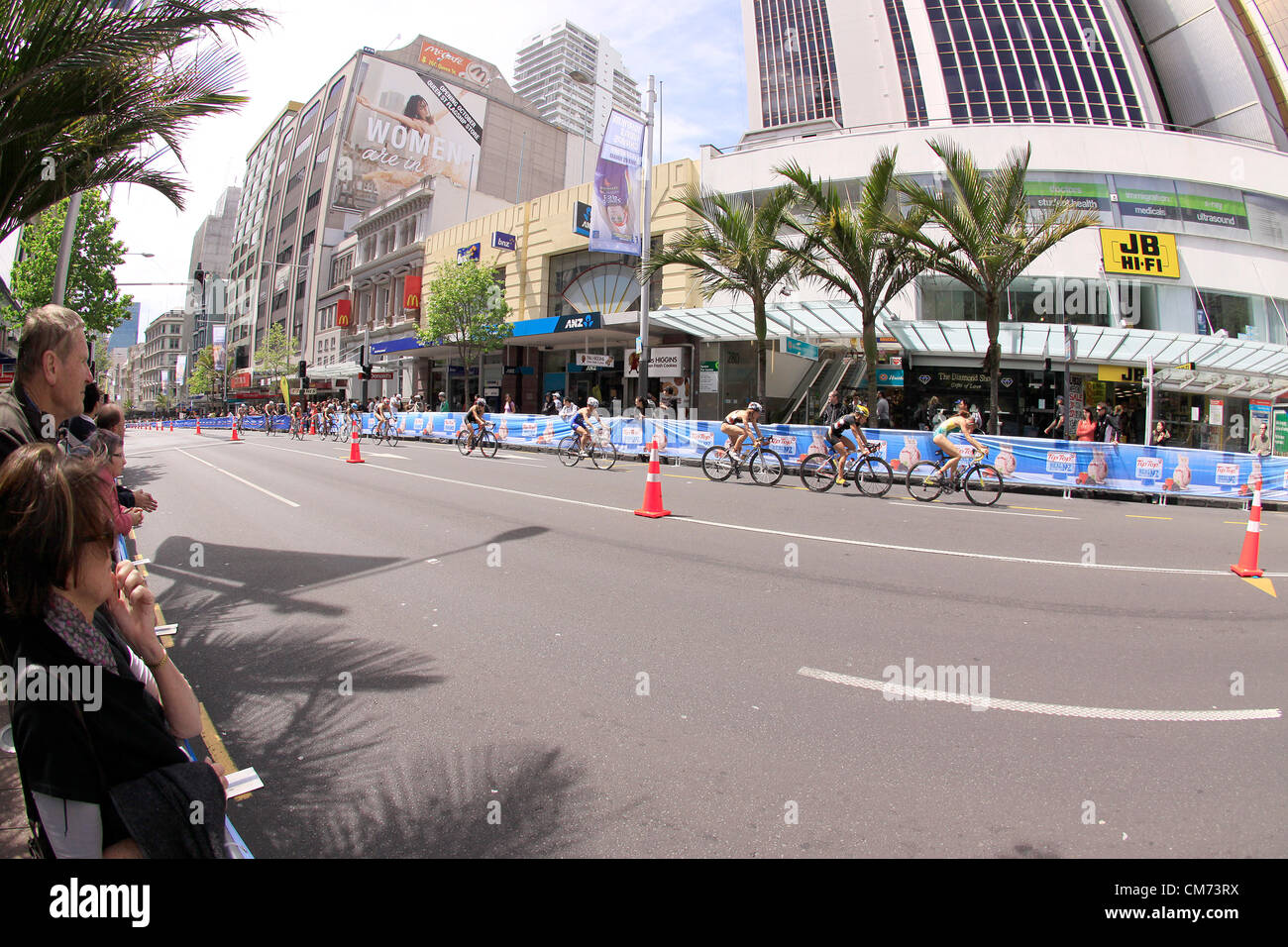 AUCKLAND, Nouvelle-Zélande - octobre 20,2012 : les femmes participants à la Grande Finale mondiale de triathlon ITU cycle série la rue principale du centre-ville d'Auckland. Banque D'Images