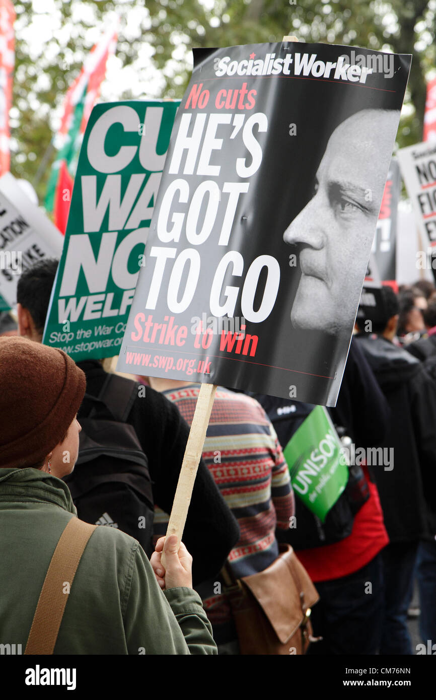 Protestataire porte plaque anti-gouvernementales au cours de la TUC mars anti-austérité, Londres, 20 Octobre 2012 Banque D'Images