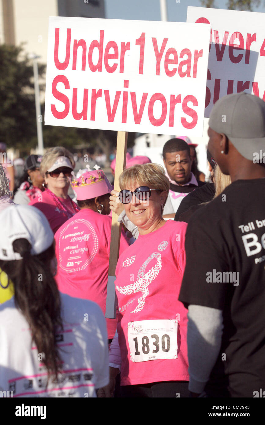 20 octobre 2012 - Dallas, Texas, États-Unis - survivant du cancer SANDY ADAMS de Myrtle Beach, L.C. pose pour un téléphone intelligent photo après la course de Susan G. Komen for the Cure. L'organisation de collecte de fonds Komen localement fondée il y a 30 ans a versé plus de 2 milliards de dollars à la recherche sur le cancer et est toujours basée à Dallas. (Crédit Image : © Robert Hughes/ZUMAPRESS.com) Banque D'Images
